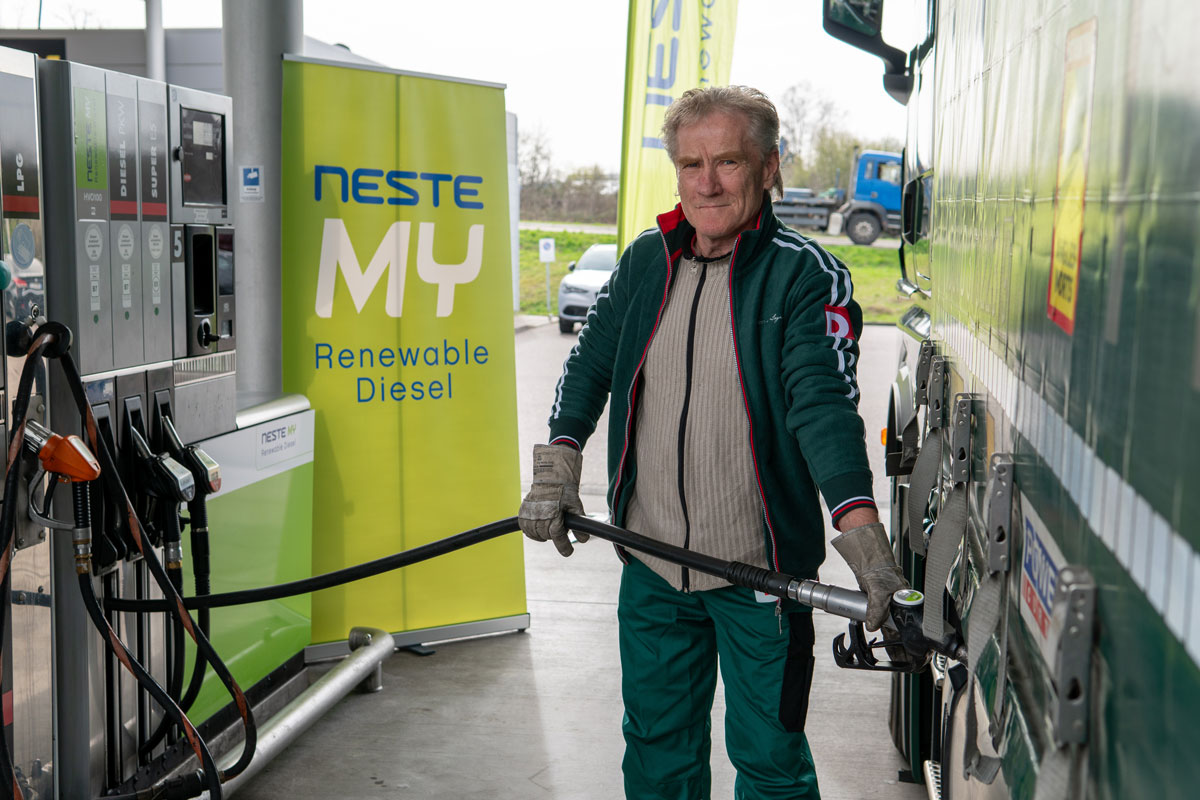Ein LKW-Fahrer der Firma Duvenbeck tankt Neste MY Renewable Diesel (HVO100).